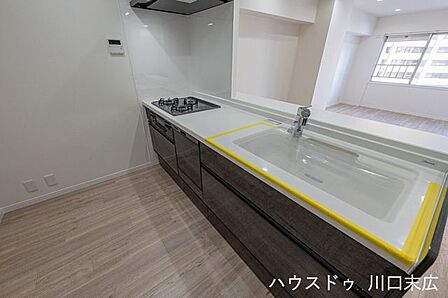 手入れしやすい天板と3口ガスコンロを採用。浄水器一体型シャワー水栓もあり、シンクの隅々まで楽に掃除可能です。広めの調理スペースで、毎日の料理もスムーズに捗ります。