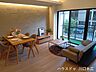 リビング/ダイニング：木目調のフローリング仕上げによる居住空間。洗練された内装が多様なインテリアに調和し、住まう方の好みに合わせた空間づくりを楽しめる機能的な設計です。