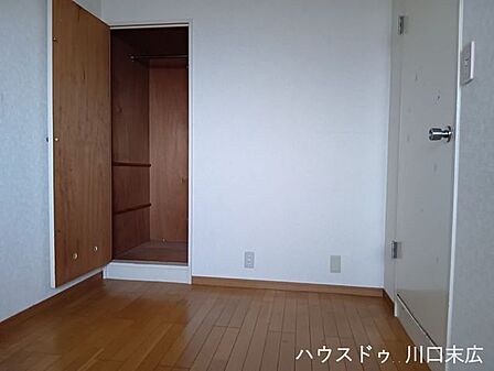 空間を無駄なく活用できる、機能的な収納スペースを備えた居室。多様なアイテムを分類して保管でき、すっきりとした住環境の実現をサポートします。
