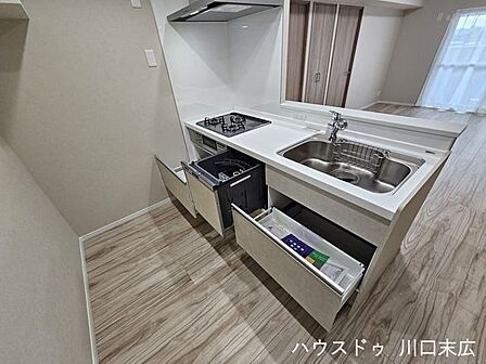 ビルトイン食洗機やスライド式収納を備え、家事効率を高めます。お手入れしやすいワークトップで調理作業も快適です。
