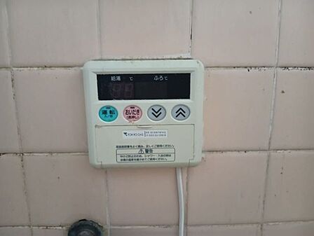 お湯の温度調整や追い焚き操作ができる機能的な給湯器リモコン。ご家族の帰宅時間が異なっても、いつでも温かいお湯を楽しむことができます。