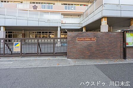 川口市立元郷南小学校オープンスペースを採用した開放的な校舎が特徴の学び舎。多人数で利用できるランチルームなど、新しい構想の建築がお子様の感性を育みます。近代的な教育環境が整う、子育て世帯に人気の高…