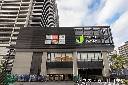 樹モールプラザ多彩な店舗が軒を連ね、日常の買い物から休日の食事まで幅広く楽しめます。活気ある雰囲気が魅力で、日々の暮らしに彩りを与えてくれます(営業時間は店舗により異なる)。 780m
