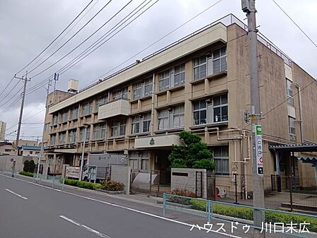 川口市立飯仲小学校スタイリッシュなコンクリートの正門が目を惹く、落ち着いた雰囲気の小学校です♪毎日の通学路も歩きやすく、お子様の登下校も安心!子育て環境を重視されるご家族に嬉しい住環境です☆ 520m