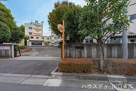 十二月田小学校1952年開校の歴史ある公立小学校。地域と連携し、子どもの自主性と協調性を育む教育を実践。落ち着いた住環境に位置し、通学しやすく、子育て世代に嬉しい安心の学校環境です。 370m