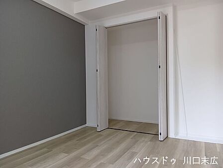 衣類をシワなく保管できるハンガーパイプを備えたクローゼット。居住空間に物が溢れるのを防ぎ、すっきりとした美しい住まいを維持します。