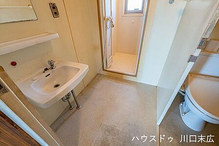毎朝の身支度を整える洗面スペース。鏡や小物棚が備わり、水回りの動線をコンパクトに確保した実用的な配置です。