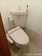 空間を有効活用するコーナー手洗い付きタンクを採用しました。温水洗浄便座を備え、清潔で快適なサニタリータイムをサポートします。