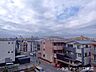 その他：周囲の建物と距離を保った開放的な眺め。都市の喧騒を感じさせない、落ち着いた住環境が広がります。