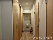 各居室へ繋がる動線として機能する、木目調の床材が印象的な空間です。帰宅した家族を優しく迎え入れる、落ち着きのあるデザインを採用しています。