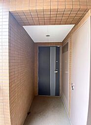 玄関扉が奥まっているので、外からの視線を抑え、落ち着いたプライベート空間を演出します。