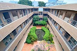 マンション廊下から見下ろす敷地内中庭。まるでリゾートホテルのような、非日常を感じさせる景観です。