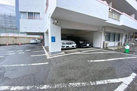敷地内にある駐...