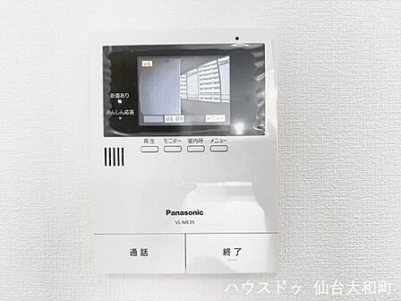 モニター付きインターホンなら、ドアを開けずに相手が確認できて安心です+*