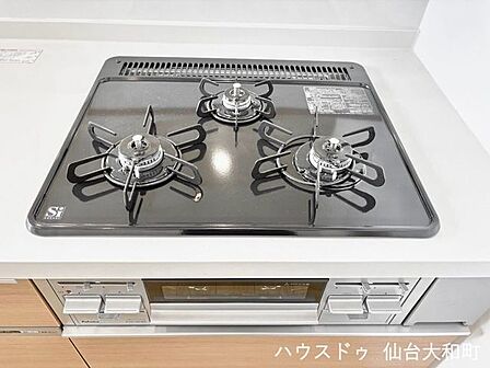 グリル付き三口ガスコンロ。グリルでは魚だけでなくピザや焼き芋も挑戦できる?!