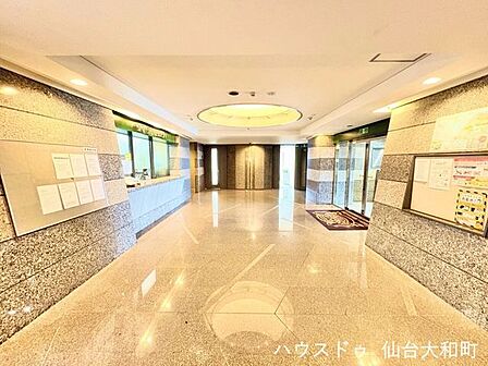 明るく開放感のあるロビー