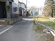 前面道路は落ち着いた雰囲気で、静かに暮らしたい方に適した住環境です。