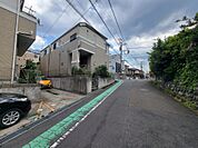 前面道路は交通量少なく、幅員もゆとりの6.1ｍ