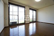 リビングは10.8帖。ゆっくりくつろぎたい方にオススメです。