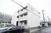 白の外観のおしゃれな建物です。