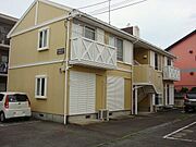 黄色い外壁が目を引くかわいらしい外観のアパートです☆