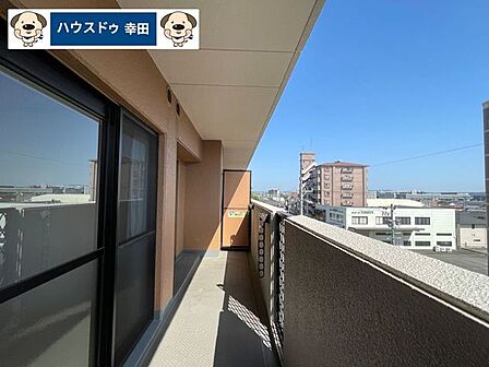 広々南向きバルコニーでお洗濯ものがよく乾きます。