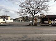 前面道路もひろびろでパーキングも楽ちん