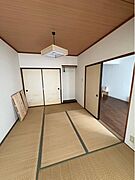 リビングに隣接した和室。扉を開ければ空間がゆるやかにつながり、くつろぎが広がる使い勝手の良い一室です。