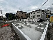 基礎工事が進行中。住まいの土台づくりが進み、完成へ向けて期待が高まる新築住宅です。