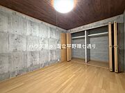 大容量クローゼット付きの洋室。衣類や荷物をしっかり収納できます。