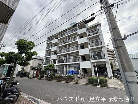 白を基調とした清潔感ある外観の分譲マンション。整った住環境に位置し、日当たり・通風も良好で快適な暮らしが叶います。