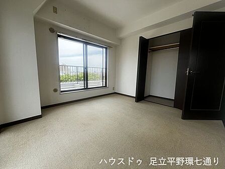 大きな窓で開放感のある洋室。クローゼット付きで、住空間をすっきり保てます。