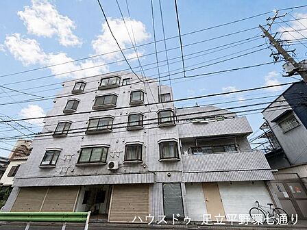 タイル貼りの外観が印象的なマンション。落ち着いた佇まいで、街並みに調和する住まいです。