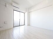 洋室8.2帖　エアコン完備　バルコニー