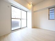 洋室9.2帖　2面採光　エアコン完備　バルコニー