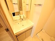 脱衣所　独立洗面台（シャンプードレッサー付）収納スペース有