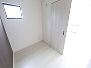 洋室3.3帖　クローゼット付（収納充実してます）