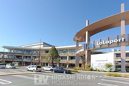 ららぽーと横浜 徒歩22分。●開放感溢れる館内に、ファッションやグルメ・13スクリーンを有するTOHOシネマズまで幅広いニーズを満たす約270店舗が集まる大型商業施設です● 1700m