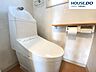 トイレ：窓付きのトイレで、換気がしやすく清潔感のある空間。自然光も入るため、明るく快適にご利用いただけます♪