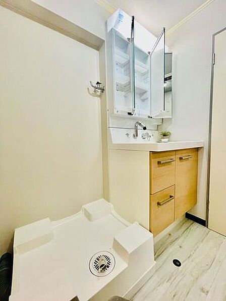 3面鏡裏も収納になっているのでお化粧品や洗剤のストック等たくさん収納できますよ。見せない収納でお洒落な空間へ。