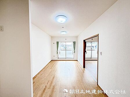 【リビング】ダイニングテーブルやソファーの家具も配置できます。ゆったりとした広さの空間です