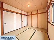 畳の香りが広がる、落ち着いた和の空間です☆窓から外の風景を楽しめ、心からリラックスできる場所です♪障子を通して柔らかな光が入り、季節の変化を感じながら過ごせます！