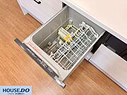 家事の負担を軽減してくれる、便利なビルトイン食洗機を搭載。手荒れが気になる季節や、忙しい夕食後もこれ一台で後片付けが完了します！空いた時間を趣味やリラックスタイムに充てられる、嬉しい設備です♪
