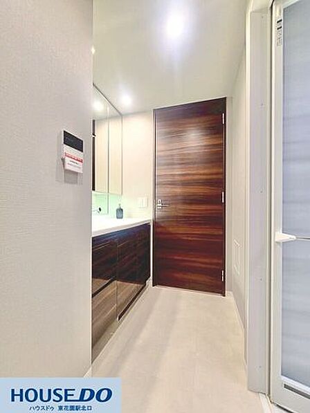 清潔感あふれる明るい空間に、スタイリッシュな洗面化粧台が配置されています♪すっきりと使い勝手の良いデザインで、毎日の身支度も快適に行っていただけます☆