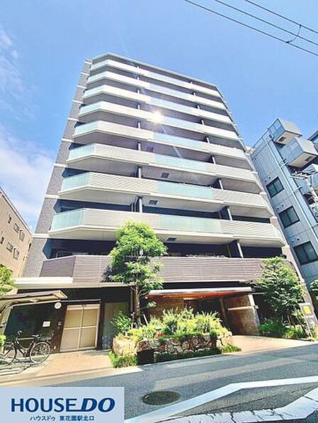 青空に映える洗練された佇まいが魅力の、重厚感ある美しいマンション外観です♪毎日の帰宅が楽しみになるような、ステイタスを感じさせるデザインとなっています☆