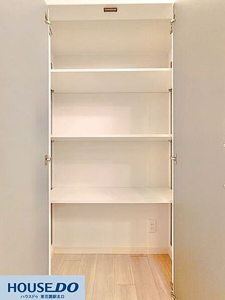 高さ調節が可能な可動棚を備えた室内収納スペースです!掃除用品や日用品のストック、書類整理など用途に合わせてフレキシブルに活用できます☆コンセント付きで家電の充電場所にも便利です♪