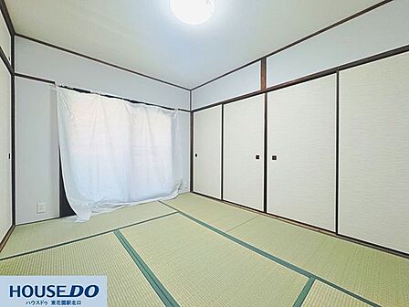 大きな窓からやわらかな光が広がる心地よい和室です♪日当たりの良い空間で、毎日の生活を穏やかに過ごせそう☆