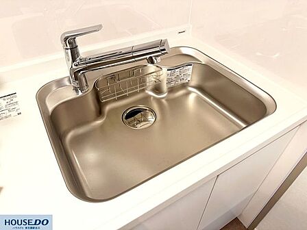ピカピカに磨き上げられたステンレス製のシンクと機能的な蛇口が調和する、美しいキッチン水回りです♪お手入れがしやすく、いつでも気持ちよくお料理の時間を楽しむことができます☆