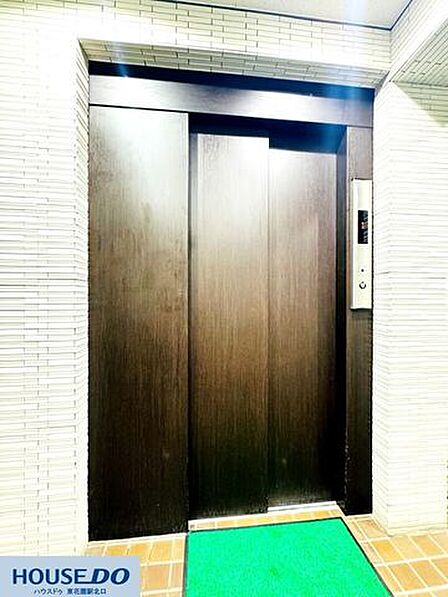 ダークブラウンのシックな扉と上品なタイル壁が調和する、高級感のあるエレベーターホールです♪洗練された空間が、日々の帰り道を心地よく演出してくれます☆