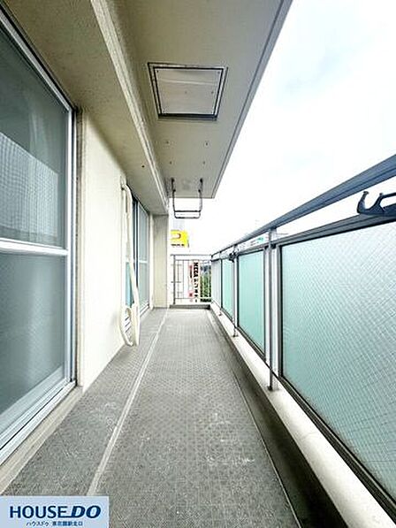 十分な奥行きと横幅を確保したバルコニー☆洗濯物や布団もしっかり干せる広さを確保♪手すり壁が半透明パネルになっており、プライバシーを守りつつ採光も確保してくれます!